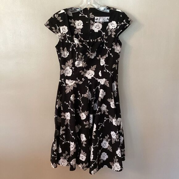 HELL BUNNY VIXEN SZE SMALL NATALIA ROSE BLACK AND WHite RETRO PIN UP SWING DRESS - Picture 2 of 7